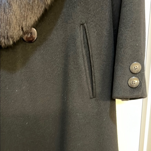 Sophisticated Black Trench Coat with Plush Fur Collar - Picture 3 of 10